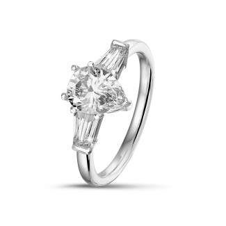 鑽石求婚戒指 - 1.00 克拉鉑金三鑽戒指，鑲嵌梨形鑽石和梯形鑽石