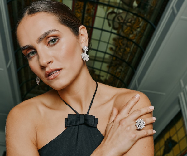 Woman wearing design jewellery in white gold with diamonds 