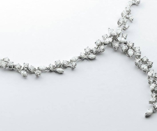 Golden necklace with small round diamonds 