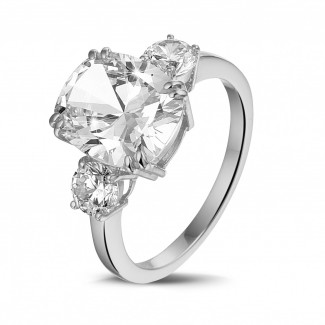 高定珠寶 - 三鑽白金枕形鑽石戒指（鑲嵌枕形鑽石和圓形鑽石）