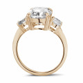 三鑽玫瑰金枕形鑽石戒指（鑲嵌枕形鑽石和圓形鑽石）