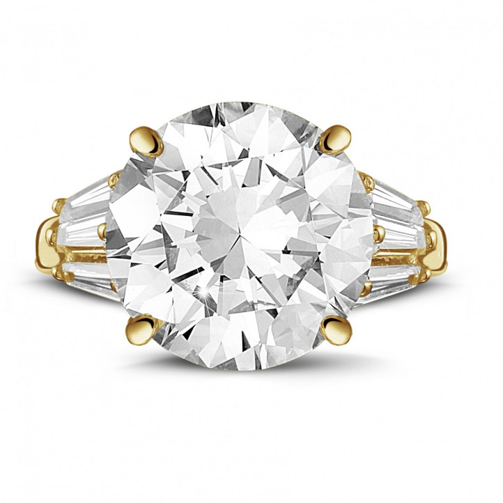 三鑽黃金圓鑽戒指（鑲嵌無色圓鑽和尖階梯形鑽石）