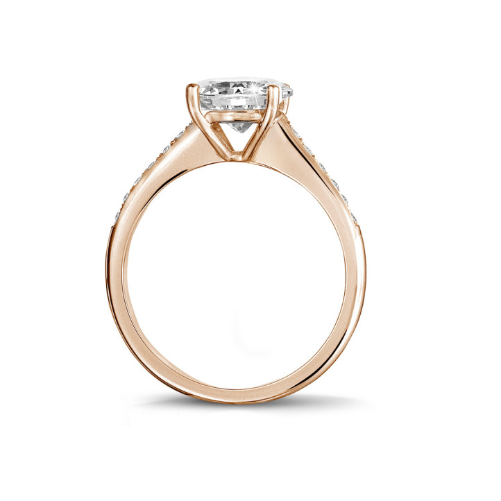 2.00 carat solitaire ring in red gold with four prongs and side diamonds