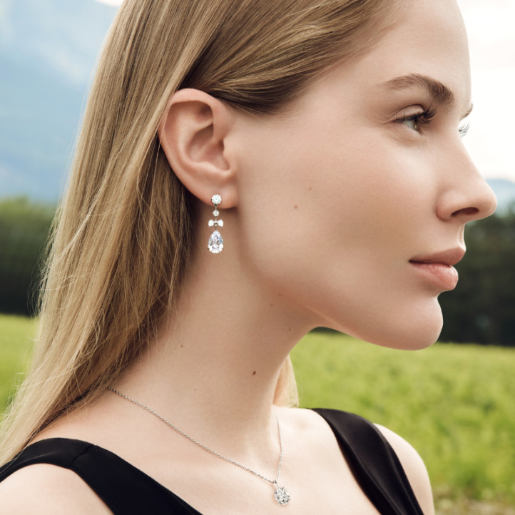 7.80 carat earrings in white gold with round and pear-shaped diamonds