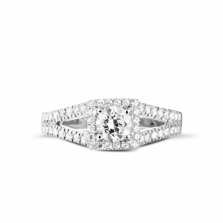 Anello solitario con diamante da 0,50 carati in oro bianco con diamanti laterali