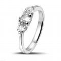 Anello trilogy da 0,95 carati in platino con diamanti rotondi