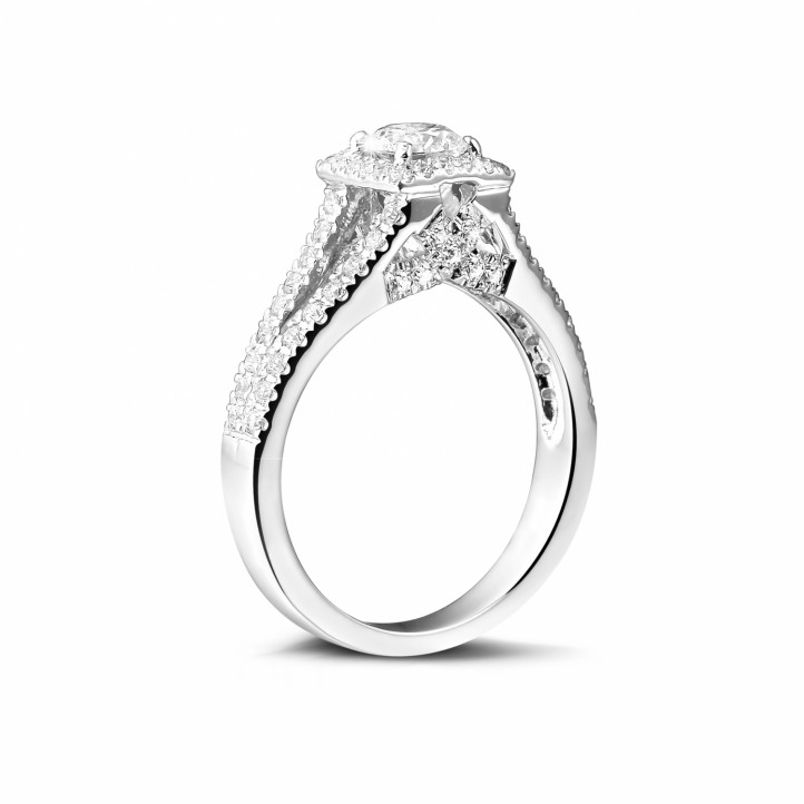 Anello solitario con diamante da 0,50 carati in platino con diamanti laterali