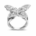 Anello con diamante da 0,75 carati e design a farfalla in oro bianco