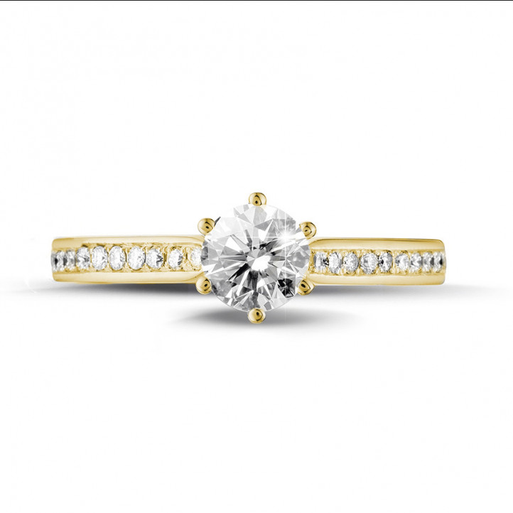 Anello solitario con diamante da 0,50 carati in oro giallo con diamanti laterali