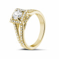 Anello solitario con diamante da 0,70 carati in oro giallo con diamanti laterali