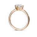 Anello solitario con diamante da 1,50 carati in oro rosso con diamanti laterali
