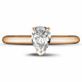 Anello solitario da 1,00 carati in oro rosso con diamante a forma di pera
