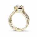 Anello solitario con diamante da 1,00 carati in oro giallo con diamanti laterali