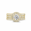 Anello solitario con diamante da 1,00 carati in oro giallo con diamanti laterali