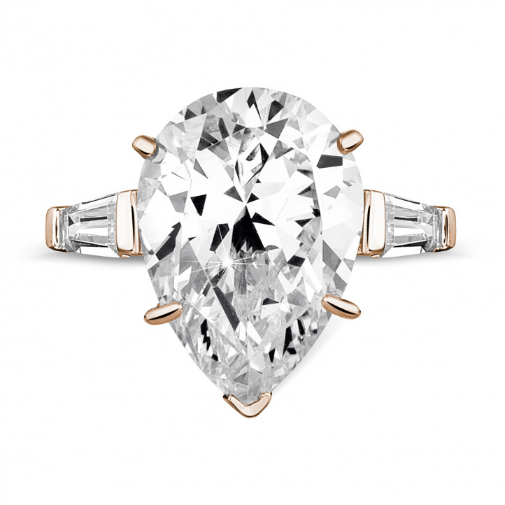 Anello in oro rosso con diamante a forma di pera e diamanti baguette taglio taper.