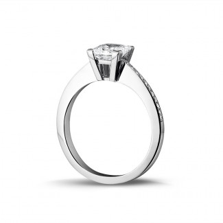 Anello solitario - Anello solitario da 1,50 carati in oro bianco con diamante princess e diamanti laterali