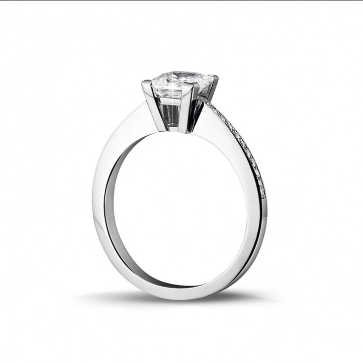 Anello solitario da 1,50 carati in oro bianco con diamante princess e diamanti laterali