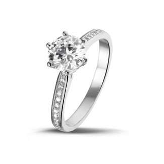 Anello solitario con diamante da 1,25 carati in oro bianco con diamanti laterali