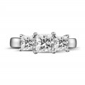 Anello trilogy da 1,50 carati in platino con diamanti princess
