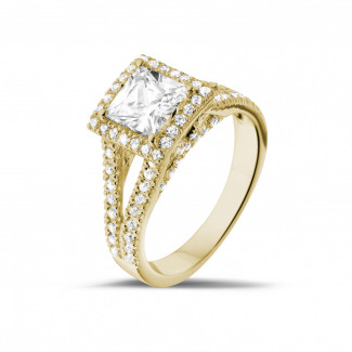 Anello solitario da 1,20 carati in oro giallo con diamante princess e diamanti laterali