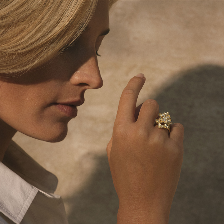 Anello floreale con diamante da 0,30 carati in oro giallo