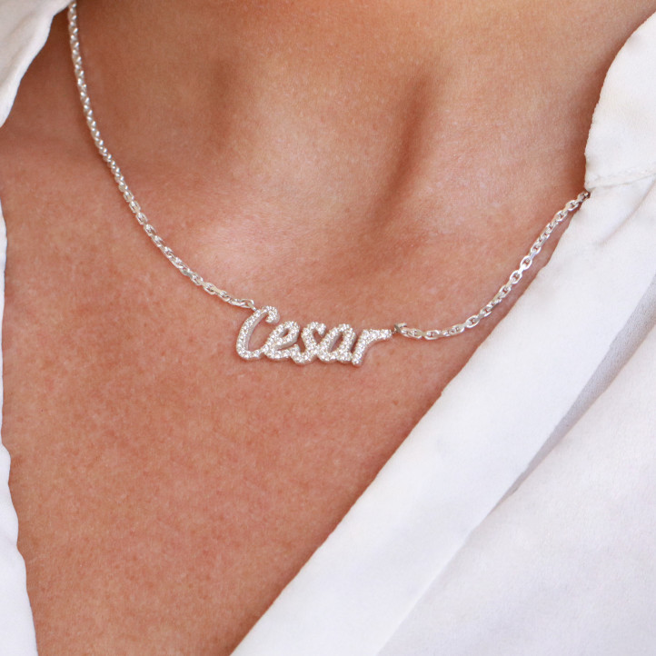 Ciondolo personalizzato con nome in oro 18 carati con diamanti rotondi