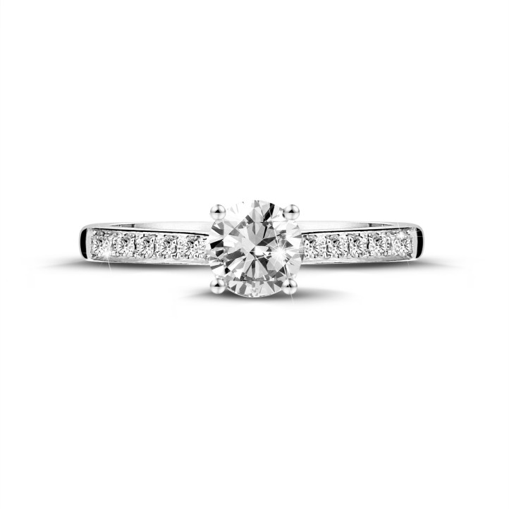 Anello solitario da 0,70 carati in platino con quattro griffe e diamanti laterali