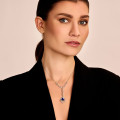 Collana in oro bianco con diamanti e zaffiro a forma di pera