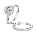 Anello solitario con halo da 0,90 carati in oro bianco con diamanti rotondi