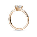 Anello solitario con diamante da 0,90 carati in oro rosso con diamanti laterali