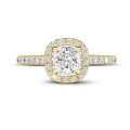 Anello solitario con halo da 1,20 carati con diamante cushion in oro giallo con diamanti rotondi