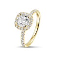 Anello solitario halo da 2,00 carati con diamante cushion in oro giallo con diamanti rotondi