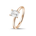 Anello solitario da 0,70 carati con diamante taglio smeraldo in oro rosso
