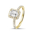 Anello solitario con halo da 1,00 carati con diamante taglio smeraldo in oro giallo con diamanti rotondi