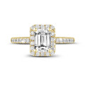Anello solitario con halo da 1,00 carati con diamante taglio smeraldo in oro giallo con diamanti rotondi