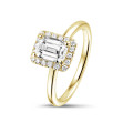 Anello solitario halo da 1,20 carati con diamante taglio smeraldo in oro giallo con diamanti rotondi
