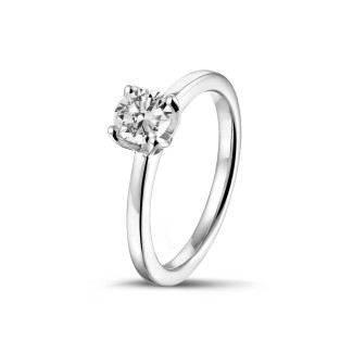 Anello solitario da 0,70 carati in oro bianco con diamante rotondo