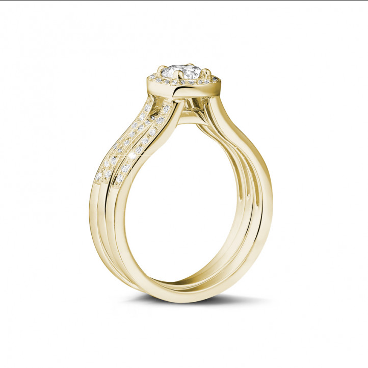 Anello solitario con diamante da 0,70 carati in oro giallo con diamanti laterali