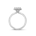 Anello solitario con halo da 1,20 carati con diamante princess in oro bianco con diamanti rotondi
