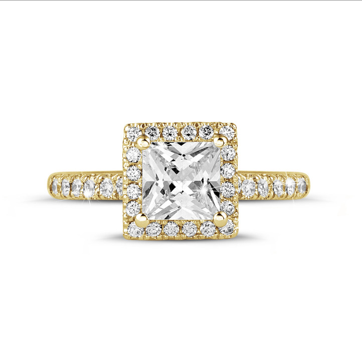 Anello solitario con halo da 1,50 carati con diamante princess in oro giallo con diamanti rotondi