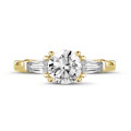 Anello trilogy da 1,00 carati in oro giallo con diamante rotondo e baguette affusolate