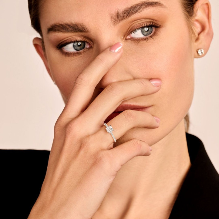 Anello solitario da 0,70 carati con diamante cushion in oro bianco con diamanti laterali