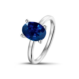 Anelli - L'anello è in oro bianco con zaffiro ovale.