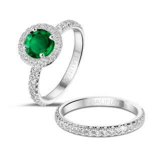 Anelli - Anello solitario Halo in oro bianco con smeraldo rotondo e piccoli diamanti