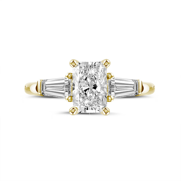 Anello trilogy da 1,00 carati in oro giallo con diamante taglio radiant e baguette affusolate
