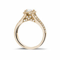 Anello solitario da 0,50 carati in oro rosso con diamante princess e diamanti laterali