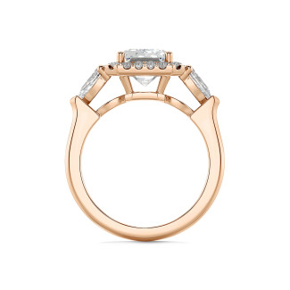 Gioielli su misura - Anello trilogy su misura con un diamante taglio smeraldo e diamanti laterali taglio pera