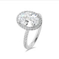 Anello halo su misura con diamante taglio ovale