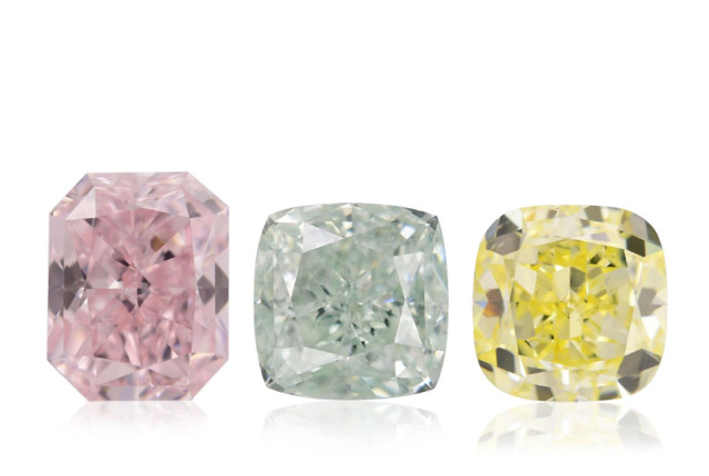 Tre diamanti taglio cushion in rosa, verde chiaro e giallo, su fondo bianco