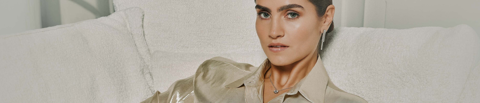 Donna con orecchini pendenti e collana in diamanti su oro bianco, stile elegante minimal